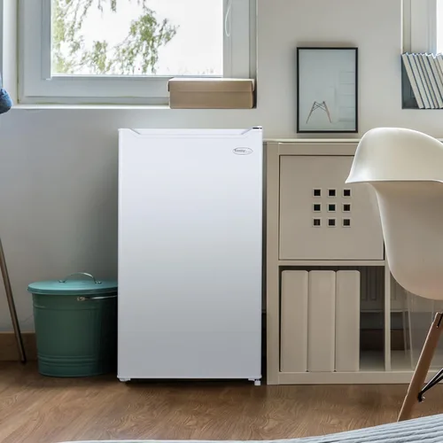 Vista 6 de Danby DAR032B2WM 3.2 pies cúbicos. Refrigerador compacto en color blanco