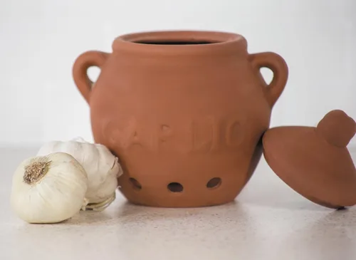 Vista 4 de Fox Run Guarda Ajo, Terracota, Rojo, 4.25 x 5.25 x 5.25 pulgadas For Small & Medium Sized Bulbs Keep Garlic Fresh & Ready to Use Holes for