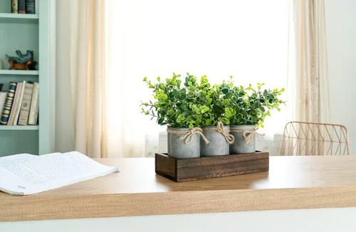 Vista 5 de Dahey Florero de metal con eucalipto artificial y centro de mesa, bandeja de madera con eucalipto artificial para decoración de granja