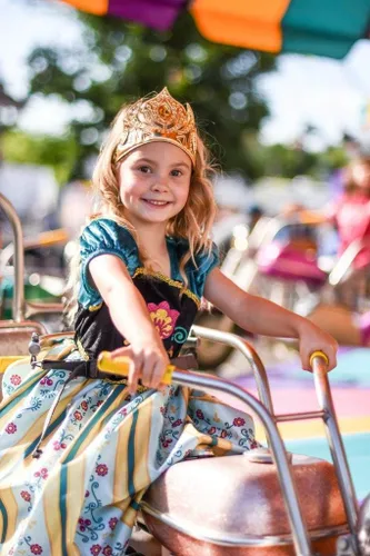 Vista 2 de Little Adventures Disfraz de coronación de princesa alpina (para edades medianas de 3 a 5 años), lavable a máquina, vestido de fiesta para niños sin