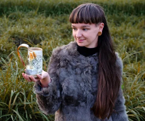 Vista 4 de Taza de Cuerno Vikingo - 100% Auténtica 355ml - Taza Única Hecha a Mano de Cuerno de Buey Vikingo Nórdico para Bebidas Calientes y Frías - Regalo