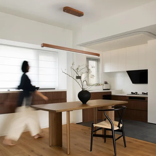Vista 3 de Lámpara colgante lineal de madera de 31.5" – Lámpara de araña LED regulable con control remoto, iluminación moderna ajustable de estilo granja