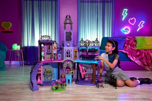 Vista 2 de Monster High Casa de muñecas, juego de escuela secundaria embrujada con 7 áreas de juego y más de 35 piezas de narración de historias, incluyendo