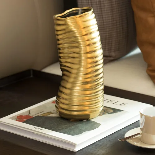 Vista 4 de Florero de centro de mesa de escultura de estilo moderno derretido doblado de cerámica de 9 "H, oro