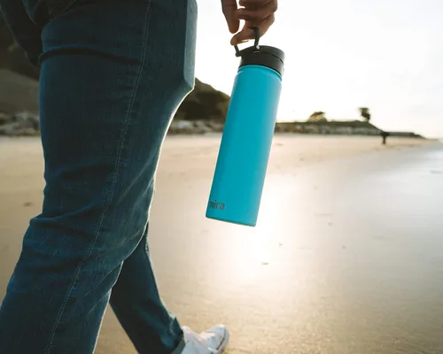 Vista 9 de MIRA - Botella de agua de acero inoxidable con tapa y popote sin BPA; cuenta con aislamiento al vacío que mantiene el frío durante 24 horas