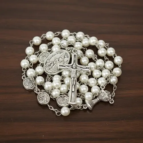 Vista 3 de Nazareth Store Collar de rosario de perlas de 0.315 in con medalla de San Miguel y centro de mesa de cáliz Rosarios de la Santa Comunión
