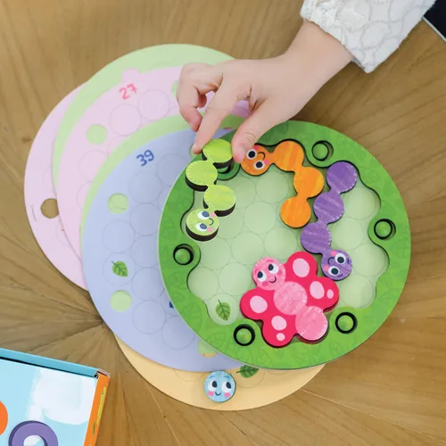 Vista 7 de Peaceable Kingdom Color Clue Caterpillars - Rompecabezas magnéticos para niños a partir de 4 años