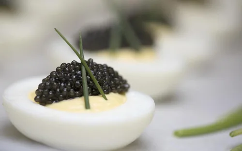 Vista 2 de Caviar de esturión blanco del Pacífico "American Beluga" - Huevas cultivadas en Estados Unidos (1 oz)