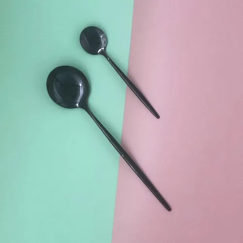 Vista 3 de Juego de cubiertos negros de acero inoxidable de 24 piezas, servicio para 6, vajilla pulida con espejo, cuchillo tenedor y cuchara para el hogar
