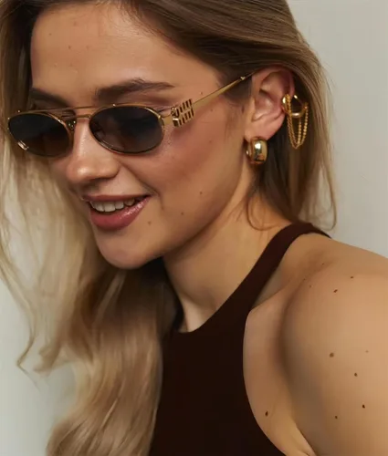 Vista 2 de Gafas de sol retro ovaladas de metal de los años 90 para mujer, elegantes y estrechas, doradas, modernas