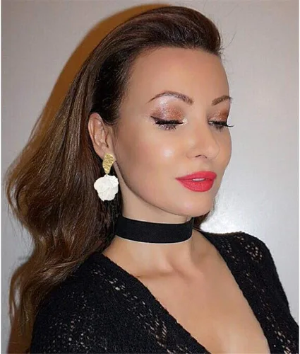 Vista 6 de Just Follow Aretes colgantes de pétalos de rosa blanca para mujeres y niñas, aretes de borla de acrílico largos con diseño floral exagerado
