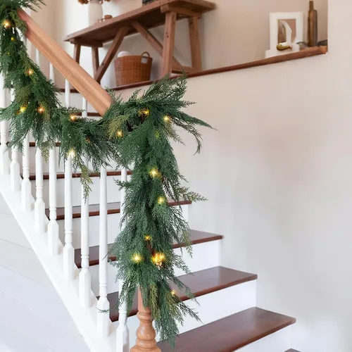 Vista 4 de Guirnalda de Navidad de Cedro con Luces para Repisa de Chimenea - Realista de Tacto Real 9 Pies Guirnaldas Artificiales de Pino Sintético