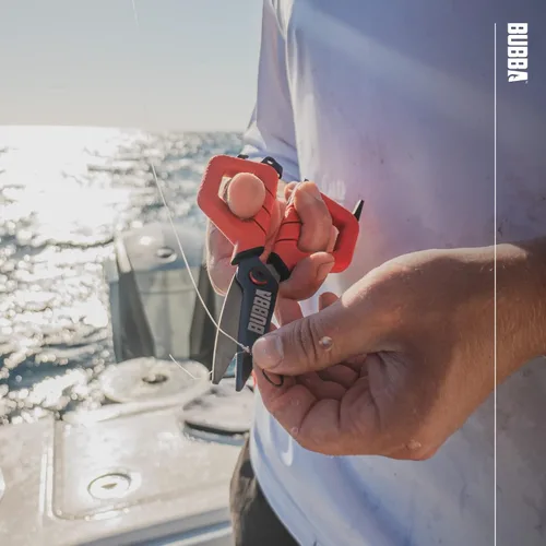 Vista 2 de BUBBA Tijeras pequeñas de pesca con cuchillas microdentadas y herramienta de crimpado de tiro dividido - Abrebotellas y agujero para cordón