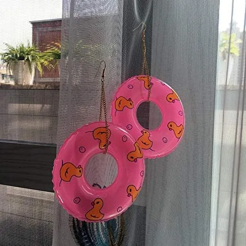 Vista 2 de Pendientes de anillo de natación ligeros con círculo punk y pato, bonitos aretes de verano para fiestas en la piscina, para mujeres y niñas, joyería