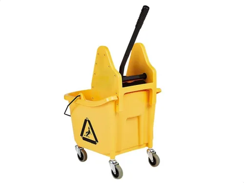 Vista 3 de Amazon Basics - Juego de cubo de limpieza de piso rectangular con escurridor de prensa descendente resistente, 35 cuartos de galón, amarillo