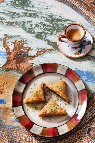 Vista 5 de Cedar Pastries Baklava triangular tradicional de 16 piezas – Surtido de anacardos, almendras y nueces Postre mediterráneo hecho a mano Kosher