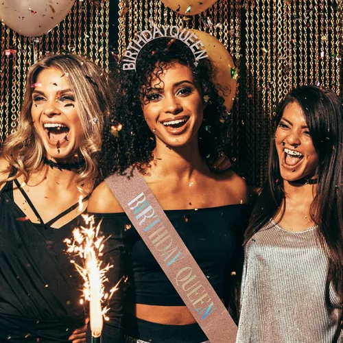 Vista 11 de Coronas de cumpleaños para mujer con banda de feliz cumpleaños para niña, accesorios brillantes de diamantes de imitación, recuerdos de fiesta