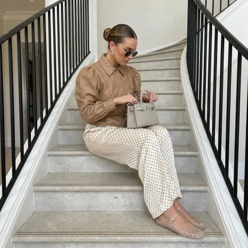 Vista 2 de CUSHIONAIRE Java - Zapatos planos de gelatina para mujer con correa ajustable, puntera cerrada, diseño de mula Mary Janes, sandalias impermeables