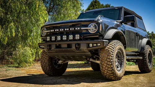 Vista 2 de Baja Designs Kit de luces LED para parachoques deportivo XL enlazable para Ford Bronco 2021-2024 con parachoques de acero