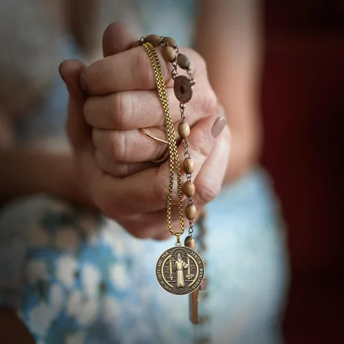 Vista 6 de Anwlki Collar de San Benito con medalla de San Benito, bendición de seguridad, religión, regalo para hombres, mujeres, familia, padres, amigos