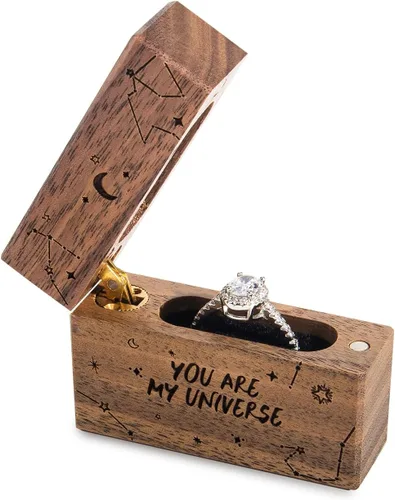 Vista 3 de Caja de anillo de compromiso de madera, pequeña funda plana delgada para propuesta, boda (You are my universe)