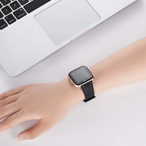 Vista 8 de WFEAGL Correa para Fitbit Versa, correa de cuero de grano superior para reloj inteligente Fitbit Versa Fitness (correa negra + hebilla negra)