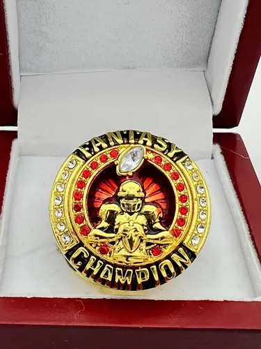 Vista 3 de Anillos deportivos con descuento, ANILLO DE CAMPEÓN DE FÚTBOL DE FANTASÍA — CUERPO DORADO, PIEDRAS ROJAS, Premios al jugador 9-20
