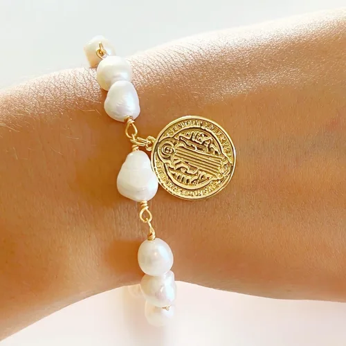 Vista 5 de San Benito - Pulsera de perlas barrocas con medalla chapada en oro de 18 quilates para mujer joyería de moda M Vidrio Chapado en oro