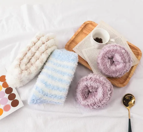 Vista 6 de Calcetines peludos para mujer, cálidos y suaves