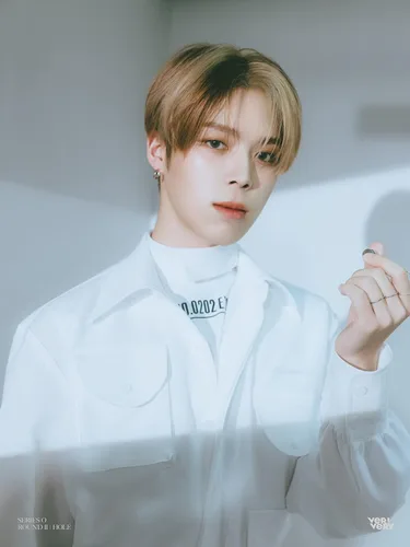 Vista 5 de VERIVERY Series O Round 2: Hole 6th Mini Album Sink Ver 1p Póster Plegable En Paquete+100p PhotoBook+1p 4Cut PhotoBook+16p Film PhotoBook+1p