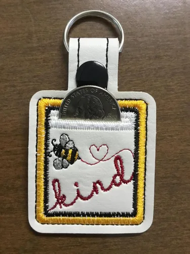 Vista 2 de Llavero bordado de abeja para carrito de compras Aldi, base de vinilo blanco roto- Llavero Aldi - Bee Kind