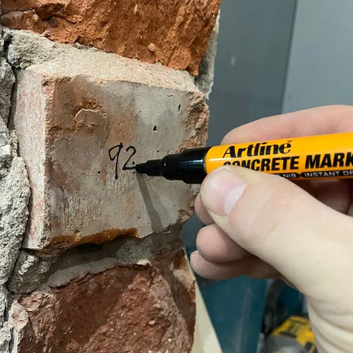 Vista 3 de Artline Marcadores permanentes profesionales de hormigón con punta de bala duradera de 0.059 in, resistentes e ideales para superficies rugosas
