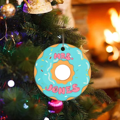 Vista 3 de Adornos de recuerdo de Navidad con nombre personalizado en donas, adorno de cerámica para regalos, adornos colgantes para árbol de Navidad