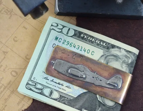 Vista 4 de artisan-crafted Money Clip de bronce con P-47Fighter, diseño de avión