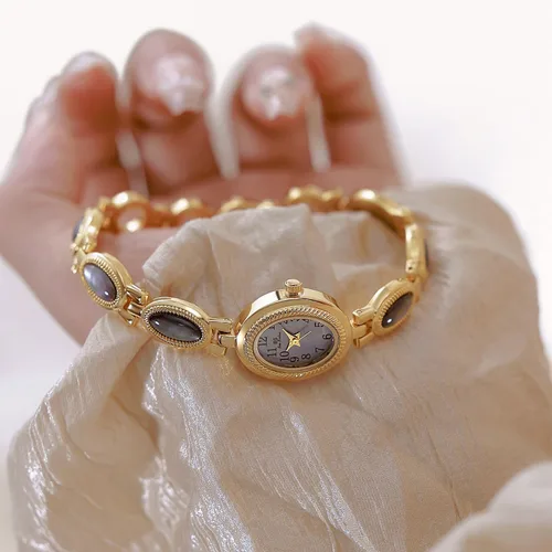 Vista 5 de CARLIEN Reloj de pulsera de cuarzo ovalado para mujer, de lujo, delicado, dorado, plateado, perla y números arábigos, fácil de leer, resistente al