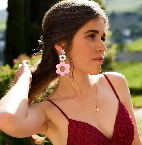Vista 6 de Aretes acrílicos de flores para mujer, aretes colgantes de doble margarita, aretes florales de flores de resina para mujer, aretes Y2K de flores