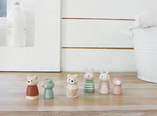 Vista 3 de Tender Leaf Toys - Bear Tales - Juego de muñecas complementarias de casa de muñecas de madera, figuras de 3 piezas de familia de osos para niños