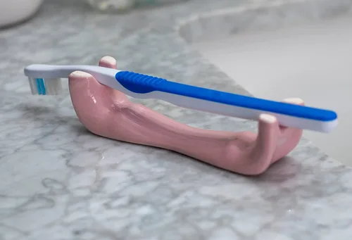 Vista 2 de Soporte para cepillos de dientes HoldMeDry simple y único para mejorar la higiene diaria (rosa)