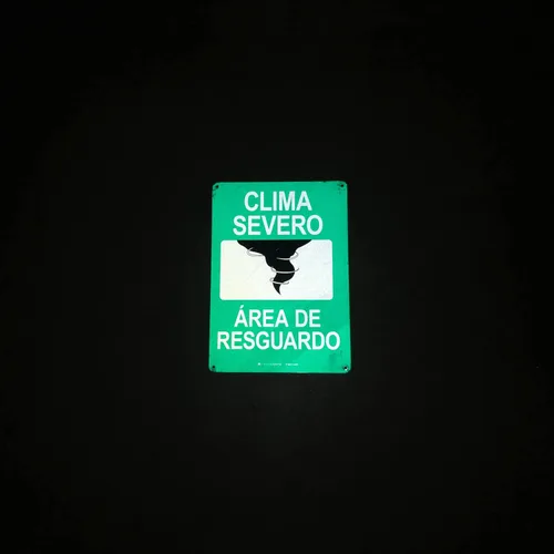 Vista 6 de TRADESAFE Letrero de área de refugio para clima severo – Clima Severo, Área De Resguardo Español, Instalación Rápida, Reflectante de Luz, Resistente