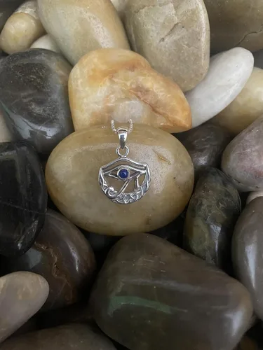 Vista 5 de Colgante de plata de ley con ojo de luna celta de Horus con lapislázuli sintético en collar de 18 pulgadas, Metal, Lapislázuli