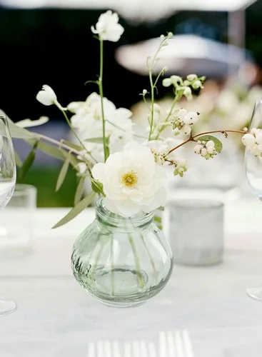 Vista 3 de Serene Spaces Living Mini jarrón Le Midi Bell Bud de cristal verde, centro de mesa para recepción de boda, mini jarrones para decoración del hogar