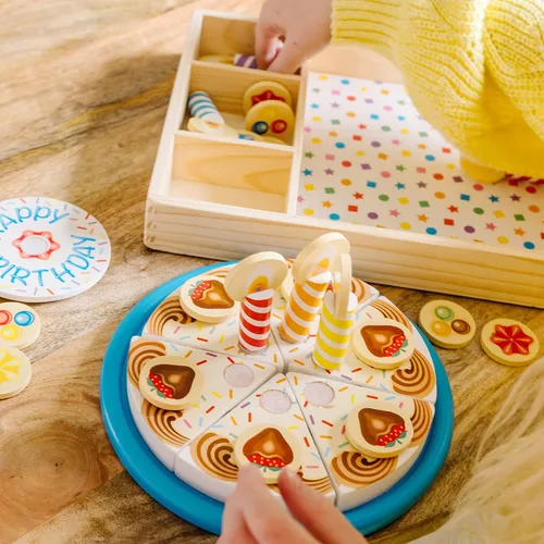 Vista 6 de Melissa & Doug, pastel de fiesta de cumpleaños, juego con alimentos, mezclar y combinar, decoraciones para pastel y 7 velas