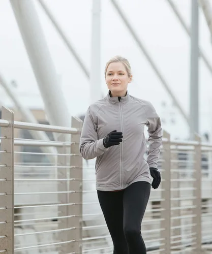 Vista 3 de Showers Pass Elite Cloudburst - Chaqueta impermeable y transpirable para mujer, chaqueta de viaje plegable para deportes al aire libre, Titanio, XL