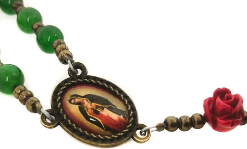 Vista 3 de Rosario de Nuestra Señora de Guadalupe con piedra de jade verde esmeralda y rosa roja