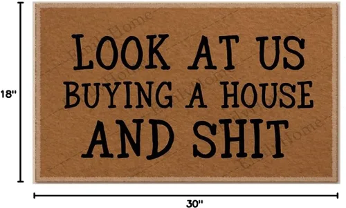 Vista 2 de Tapete divertido de bienvenida con texto en inglés «Look at Us Buying A House and Shit 01», tapete divertido para interiores, 18 pulgadas de ancho x