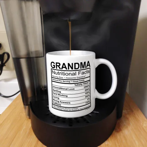 Vista 5 de Grandma Nutritional Facts - Taza de café con etiqueta nutricional para regalo