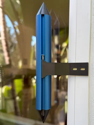 Vista 2 de Termómetro de ventana exterior Montaje derecho o izquierdo - Aluminio anodizado azul eléctrico