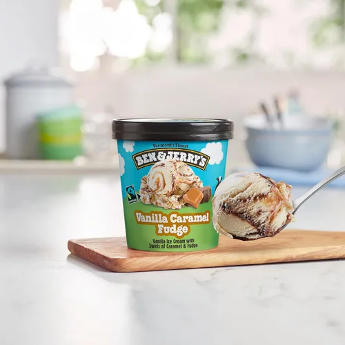 Vista 6 de Helado Ben & Jerry's de vainilla con caramelo y fudge, pinta sin OMG, 16 onzas