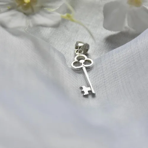 Vista 3 de Colgante de llave pequeña de plata de ley 925 con candado, collar y pulsera, joyería fina