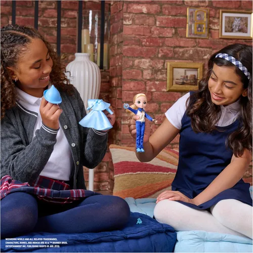 Vista 3 de Wizarding World Harry Potter, set de regalo de muñeca Fleur Delacour de 20,3 cm de 10 piezas con 2 trajes y 8 accesorios para muñeca, juguetes